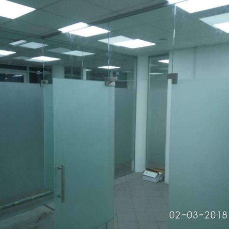 Стеклянные перегородки с распашными дверями