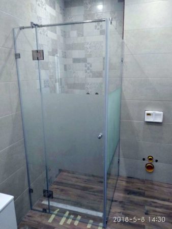 Стеклянные душевые кабины с распашными дверьми