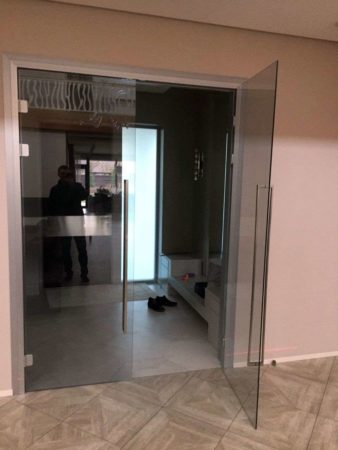 Стеклянные двери в алюминиевой коробке