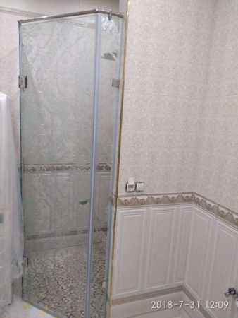 Стеклянные душевые кабины с распашными дверьми