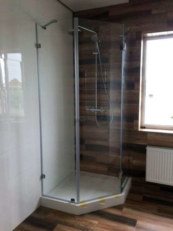 Стеклянные душевые кабины с распашными дверьми