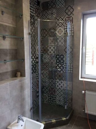 Стеклянные душевые кабины с распашными дверьми
