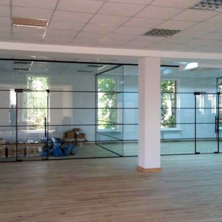 Стеклянные перегородки с распашными дверями