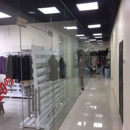 Стеклянные перегородки с распашными дверями