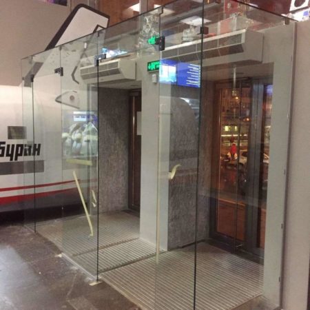 Стеклянные перегородки с распашными дверями