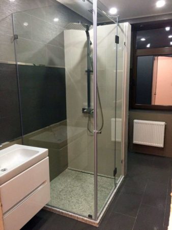 Стеклянные душевые кабины с распашными дверьми