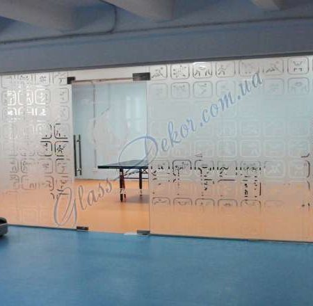 Стеклянные перегородки с распашными дверями