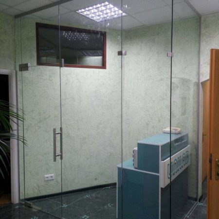 Стеклянные перегородки с распашными дверями