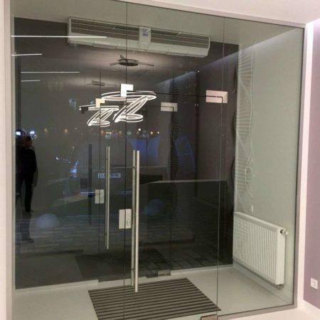 Стеклянные перегородки с распашными дверями
