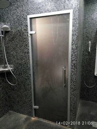 Стеклянные двери в алюминиевой коробке